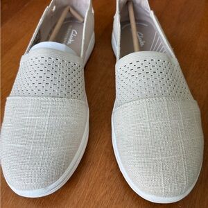 Clarks Women's Slip-On Flats in Light Beige Woven Textile